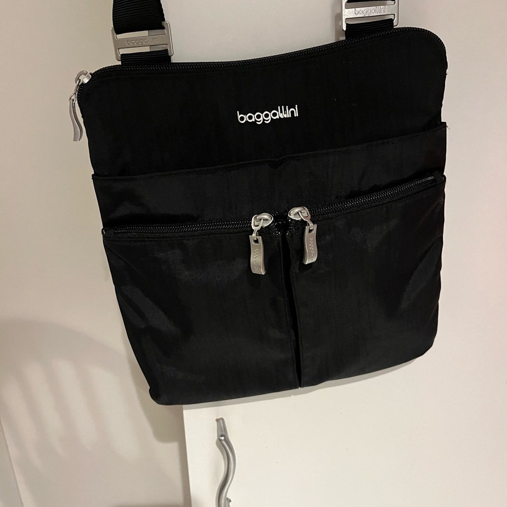 Baggallini EXCELLENT Black Crossbody w/ Silver Accents. Perfect size & pockets! - Picture 8 of 9